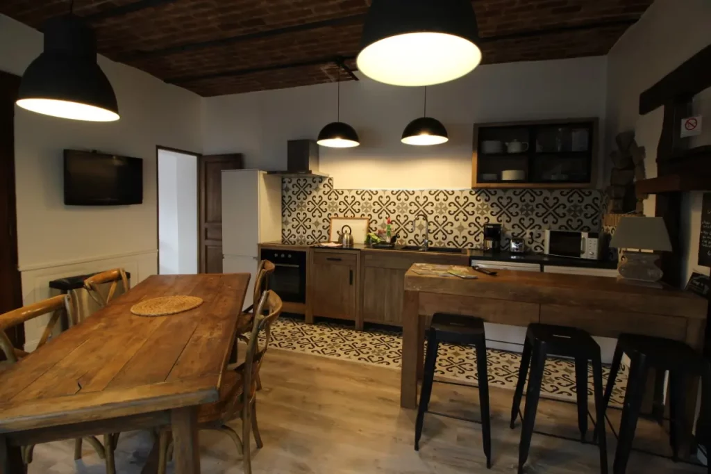 Cuisine rustique avec grande table en bois et îlot central